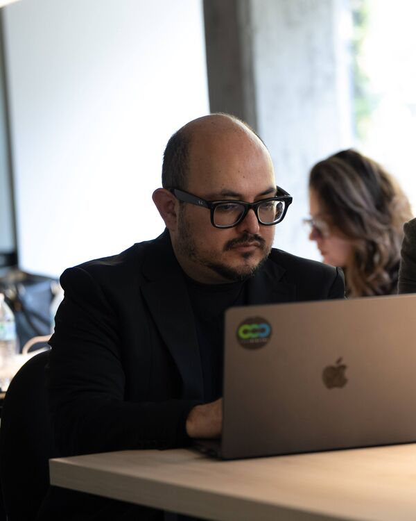 Michel Jiménez en una sesión de trabajo de estrategia digital